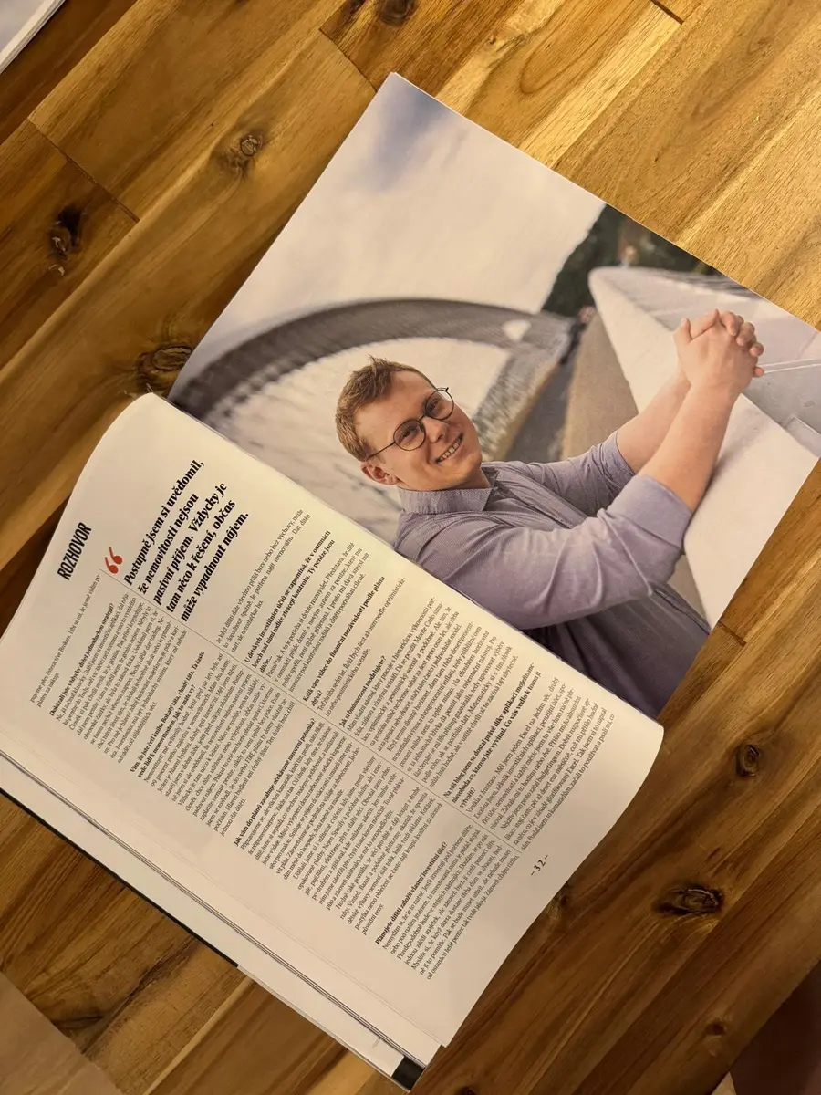 Dennis Vymer smiling in his Rentiér magazine interview